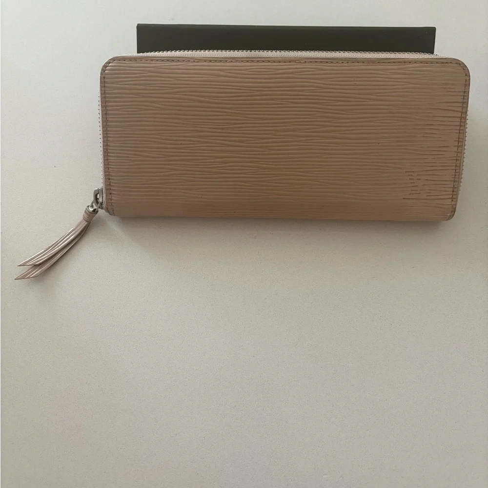 Louis Vuitton Women’s Epi Clemence Zip Around Vintage Wallet in Beige